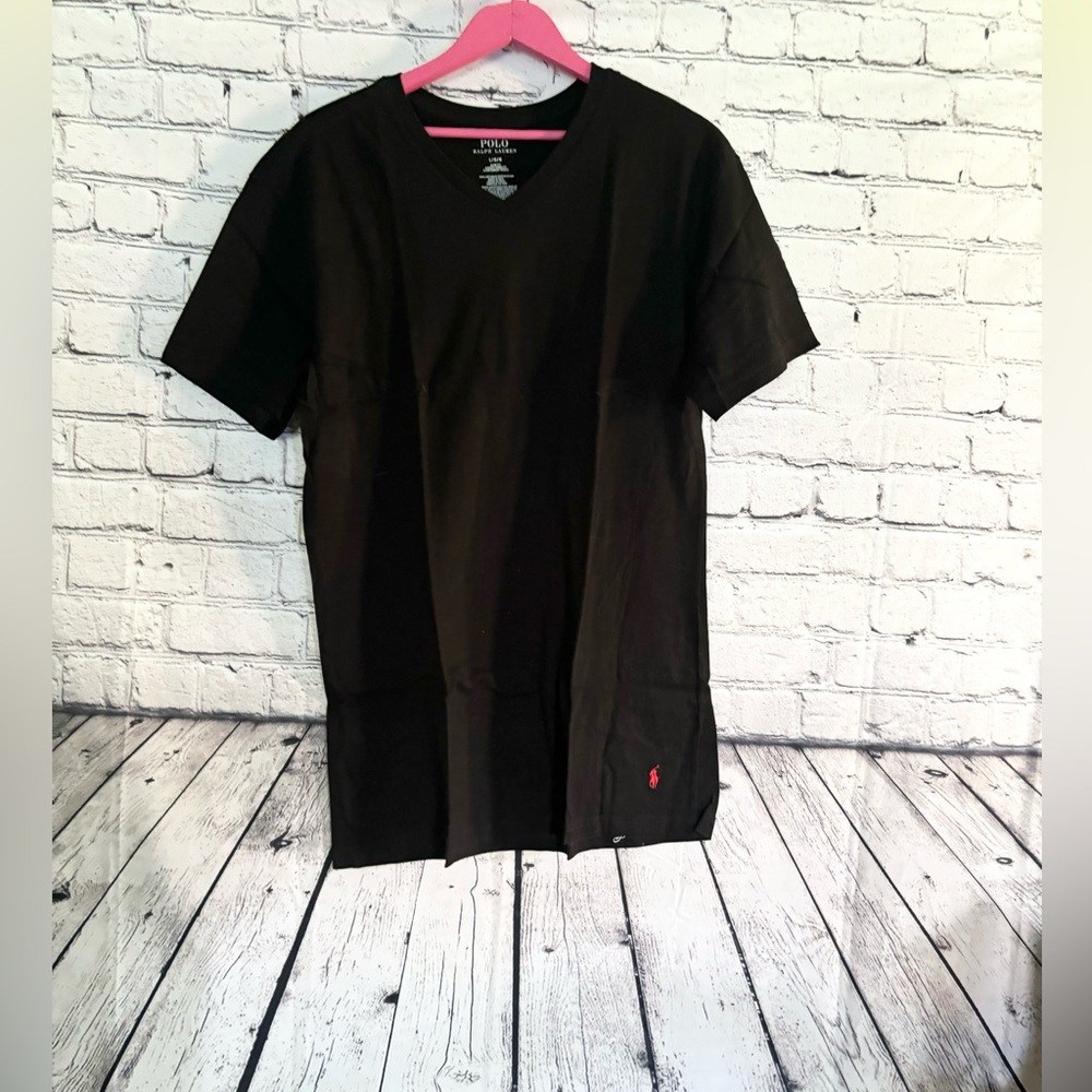 RALPH LAUREN POLO. Black vneck tshirt. Size L